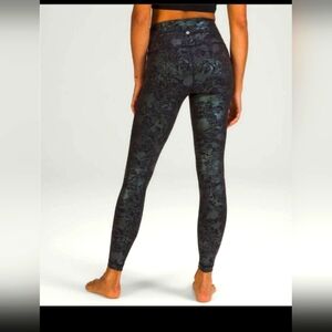 NWT! Lululemon Wunder Under HR legging Foil Size 10 absolutely gorgeous 😍